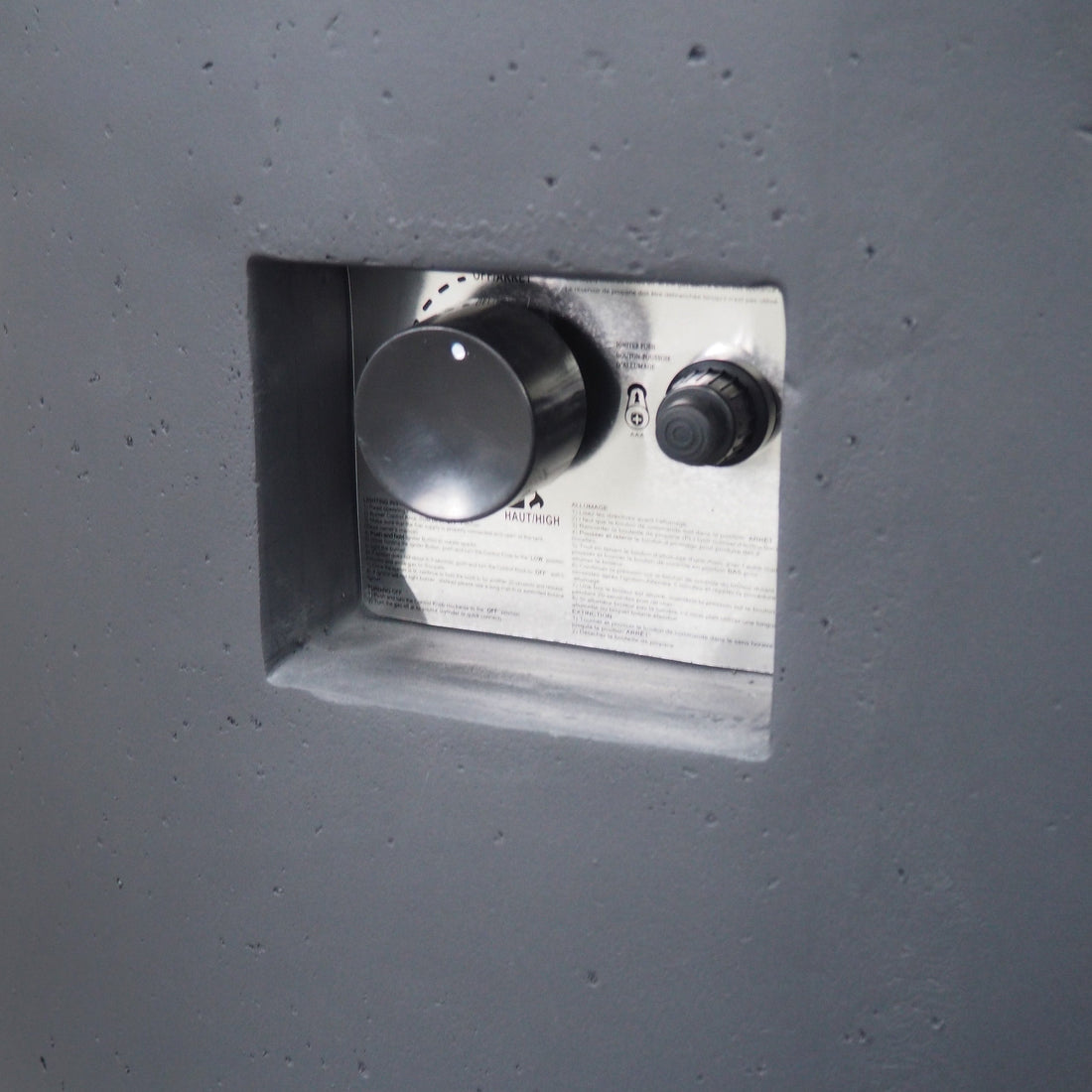 Contemporary 31' Round MGO Fire Pit with 40,000 BTU in Dark Grey